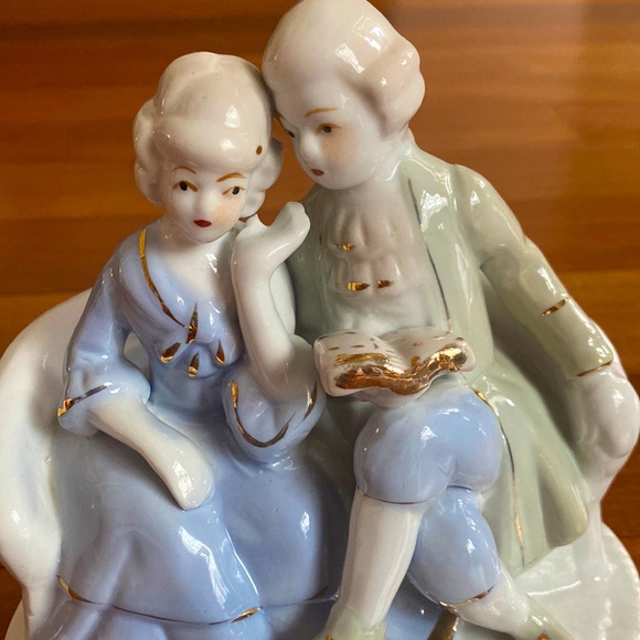 Vintage Colonial Porcelain 80’s Blue & White Couple Figurine Sitting on Sofa - Picture 4 of 15